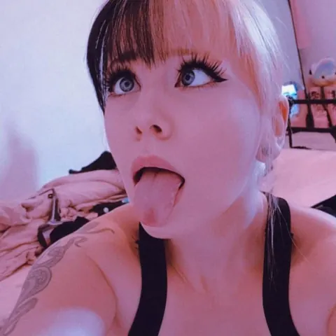 Woman Strips Nude While Drinking a Beer – photo 2 of 19