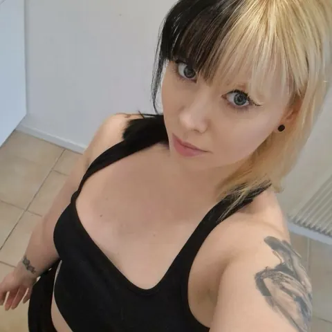 Woman Strips Nude While Drinking a Beer – photo 10 of 19