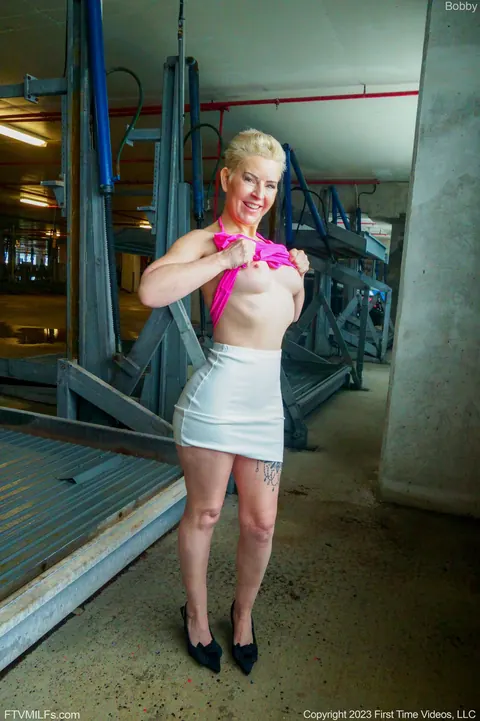 Bobbi Shay: Thick Mature Blonde Flashes Her Pussy in a Skirt and Heels Outdoors – photo 7 of 20