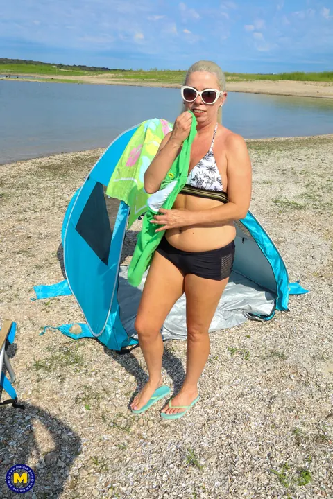 Curvy Mature Woman Strips Off Her Bikini on the Beach – photo 5 of 21