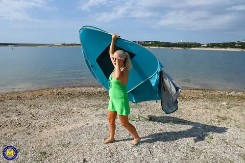Curvy Mature Woman Strips Off Her Bikini on the Beach – photo 1 of 21