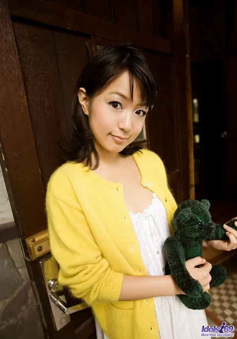 Nana Nanami: Asian MILF Pulls Down Her Panties and Spreads Her Hairy Bush – photo 1 of 16