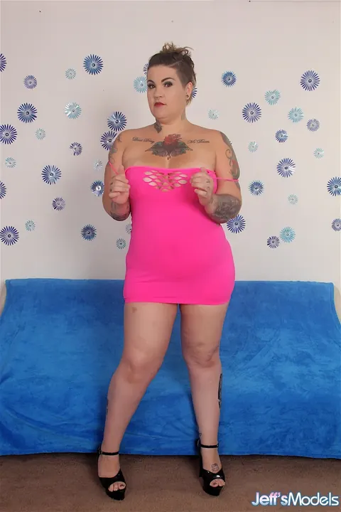 Nova Jade: Busty Tattooed MILF Toys Her Shaved Pussy in Heels – photo 2 of 21