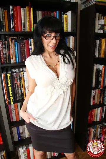 Thick Tattooed MILF Gives a Blowjob, Handjob and Titjob