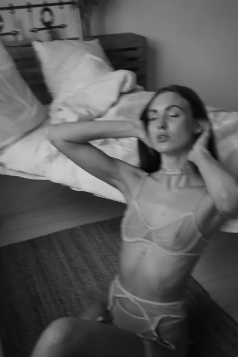 Slim Woman Models Lingerie in Her Bedroom – photo 4 of 11