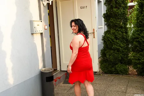 Klara Wells: Curvy Mature Brunette Sucks Cock and Takes Anal Outdoors – photo 5 of 21
