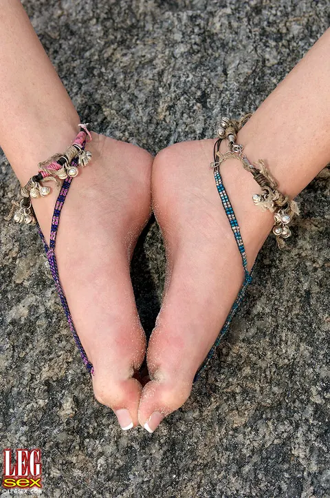Michelle Honeywell: Blonde PAWG Spreads Her Legs and Shows Her Feet on the Beach – photo 4 of 16