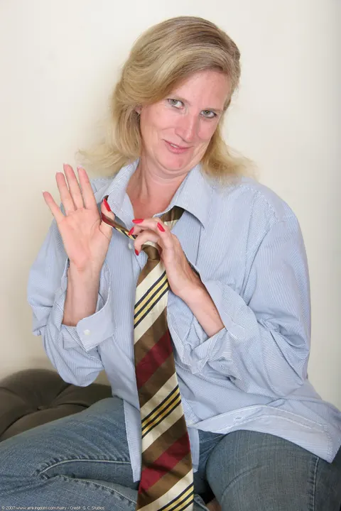 Hairy MILF Blonde Spreads Her Natural Pussy – photo 2 of 20