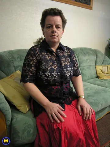Curvy MILF Toys Her Pussy and Spreads Wide