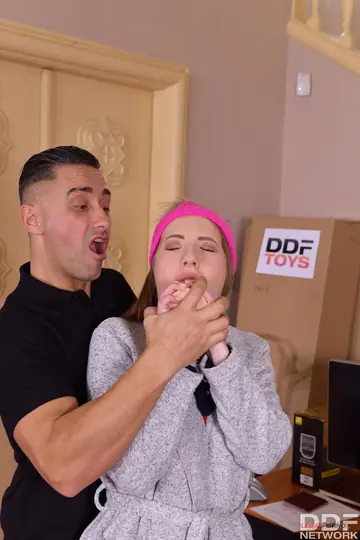 Linda Weasley – Petite Russian Brunette Takes a Facial After Sex