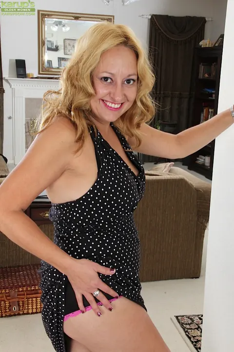 Roxy Jennings: Mature Blonde with Big Natural Tits Strips and Fingers Her Pussy – photo 2 of 15