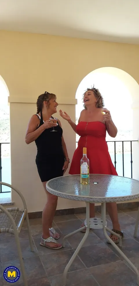 Curvy Mature Lesbians Lift Skirts Outdoors for Fingering – photo 18 of 21