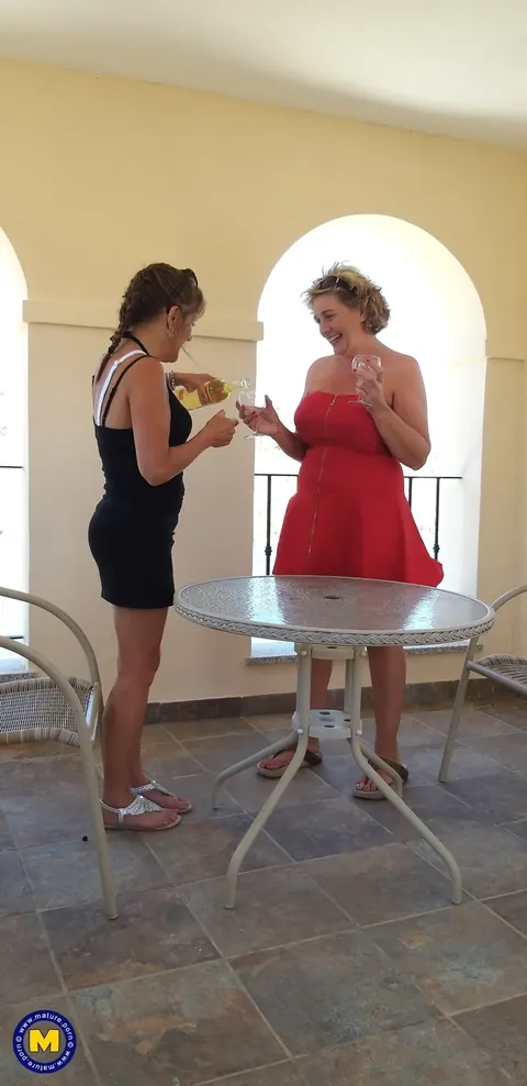 Curvy Mature Lesbians Lift Skirts Outdoors for Fingering – photo 15 of 21