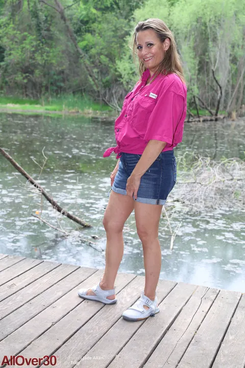 Jade Allan: Curvy Blonde MILF with Natural Tits Strips Outdoors in Shorts – photo 3 of 21