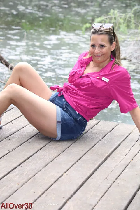 Jade Allan: Curvy Blonde MILF with Natural Tits Strips Outdoors in Shorts – photo 4 of 21