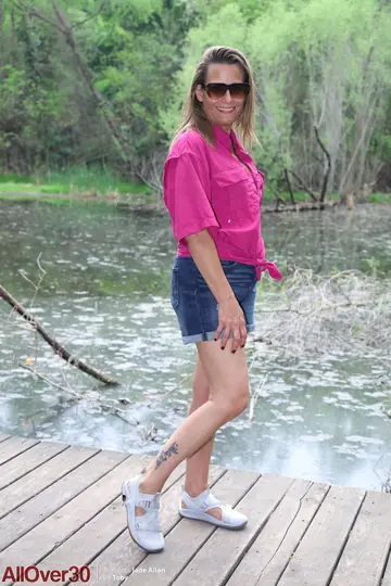 Jade Allan – Curvy Blonde MILF with Natural Tits Strips Outdoors in Shorts