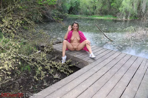 Jade Allan: Curvy Blonde MILF with Natural Tits Strips Outdoors in Shorts – photo 21 of 21