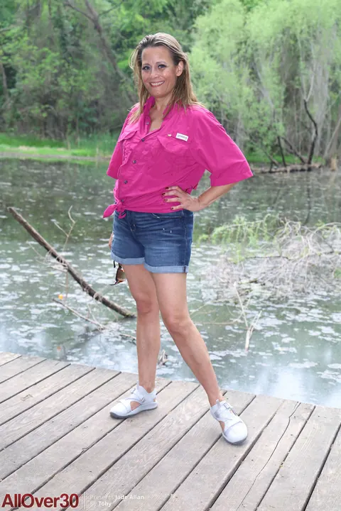 Jade Allan: Curvy Blonde MILF with Natural Tits Strips Outdoors in Shorts – photo 2 of 21