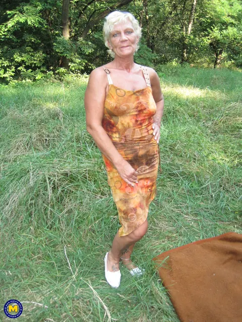 Slim Czech MILF Kisses Her Partner Outdoors Before Sex – photo 3 of 20