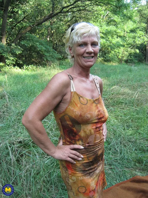 Slim Czech MILF Kisses Her Partner Outdoors Before Sex – photo 2 of 20