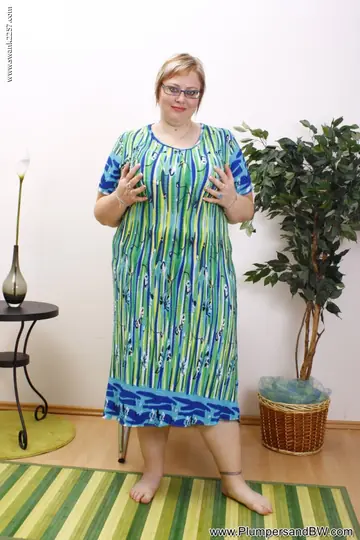 Tall Curvy MILF Fucks Herself with a Dildo