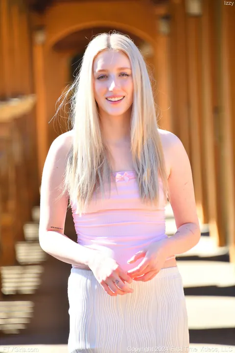 Thick Blonde Flashes Her Big Ass and Fingers Her Pussy Outdoors – photo 8 of 21