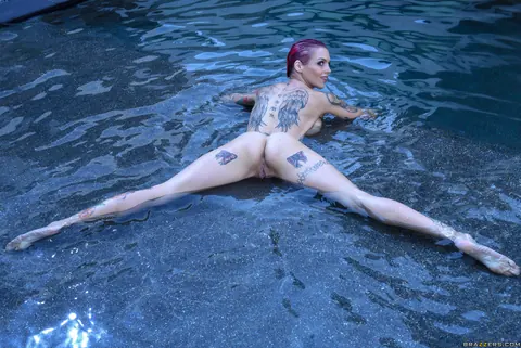 Anna Bell Peaks: Curvy Redhead MILF Strips Out of Her Bikini by the Pool – photo 14 of 21