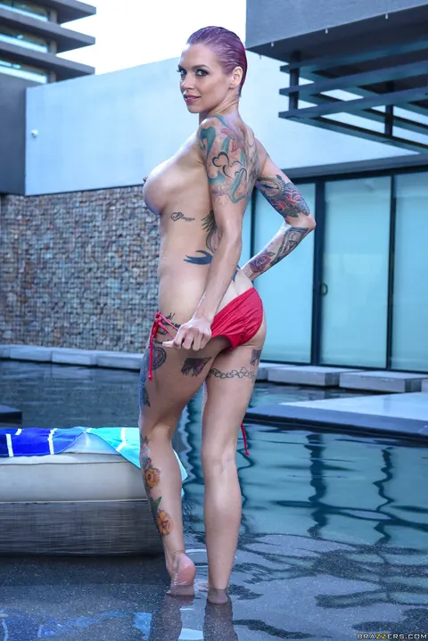 Anna Bell Peaks: Curvy Redhead MILF Strips Out of Her Bikini by the Pool – photo 12 of 21