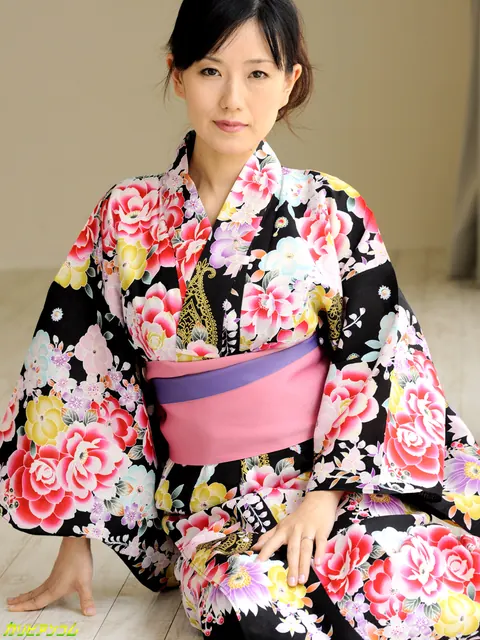 Manami Komukai: Petite Japanese MILF Undresses and Kisses Her Partner – photo 2 of 9