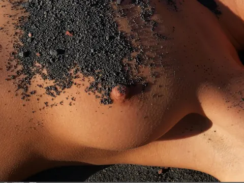 Woman Undresses Outdoors and Spreads Her Pussy – photo 11 of 21