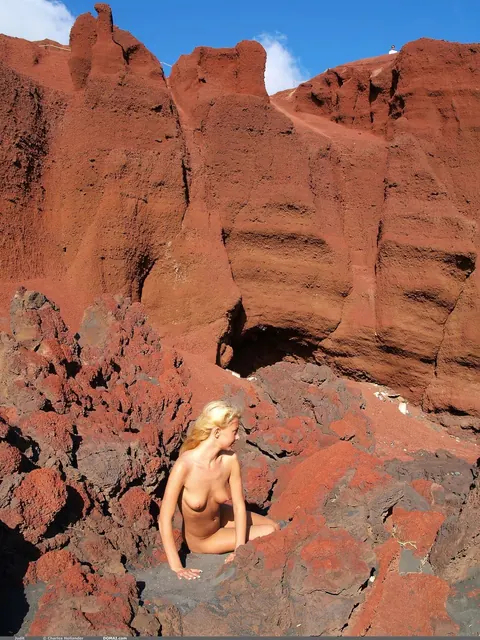 Woman Undresses Outdoors and Spreads Her Pussy – photo 19 of 21
