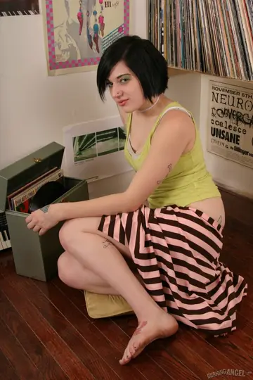 Kylee Kross – Short-Haired Brunette Latina Strips Off Her Glasses and Spreads Her Pussy