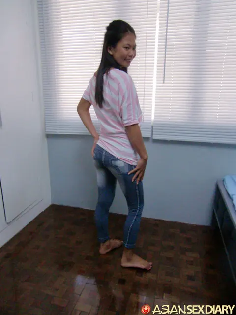 Chinese Woman in Jeans Has a Threesome in the Bathroom – photo 2 of 20
