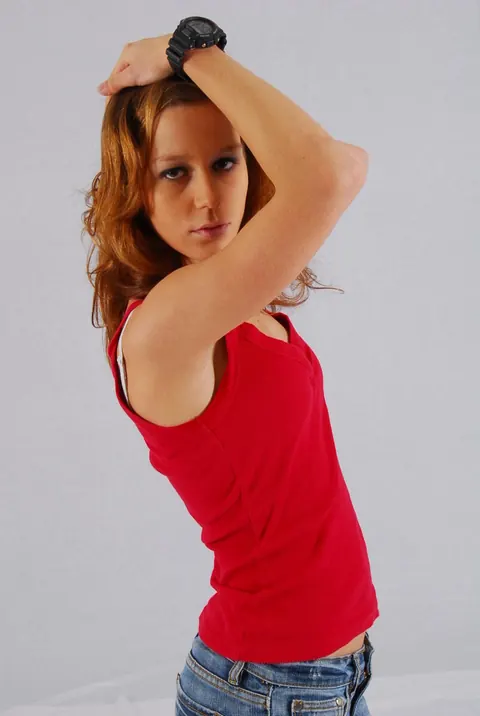 Redhead Poses in Jeans and Shows Off Her Watch – photo 13 of 16