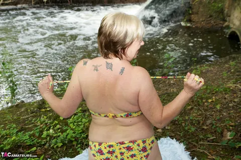 Thick Mature Blonde Sheds Her Clothes in Heels by the River – photo 9 of 20