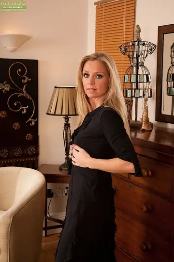 Louise Dakotah – Thick Blonde MILF Strips Nude and Spreads Her Hairy Pussy Wide
