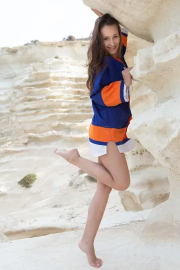 Megan Muse – Slim Athletic Brunette Undresses and Spreads Her Pussy Outdoors