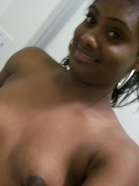 Thick Ebony Woman Flaunts Her Big Ass in Selfies – photo 15 of 20
