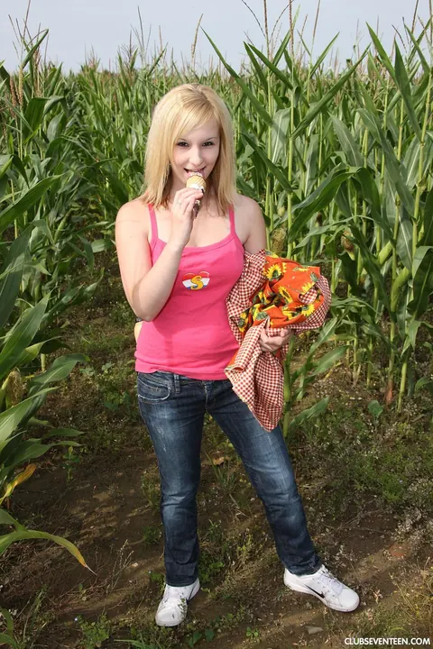 Cindy Q: Blonde European Babe Shows Off Her Natural Tits – photo 1 of 21