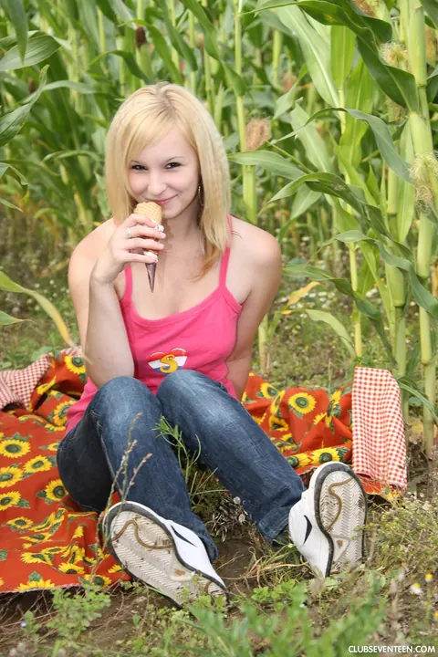 Cindy Q: Blonde European Babe Shows Off Her Natural Tits – photo 3 of 21