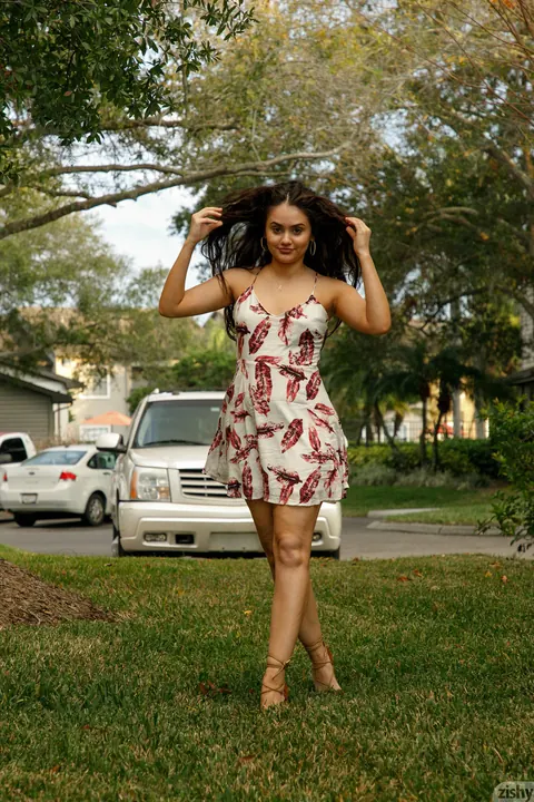 Eloisa Guerra: Petite Latina Flashes Her Big Ass Outdoors – photo 8 of 12