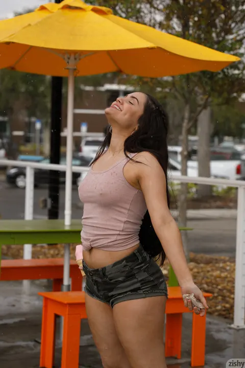 Eloisa Guerra: Petite Latina Flashes Her Big Ass Outdoors – photo 4 of 12