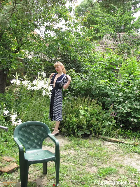 Doris Dawn: Mature Blonde MILF Undresses and Shows Her Body Outdoors – photo 10 of 15