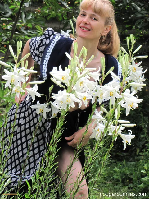 Doris Dawn: Mature Blonde MILF Undresses and Shows Her Body Outdoors – photo 7 of 15