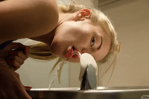 Dannell Norfolk: Blonde with Natural Tits Poses and Shows Her Ass in the Gym – photo 11 of 12