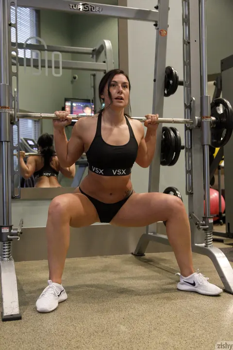 Dannell Norfolk: Blonde with Natural Tits Poses and Shows Her Ass in the Gym – photo 8 of 12