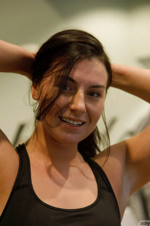 Dannell Norfolk: Blonde with Natural Tits Poses and Shows Her Ass in the Gym – photo 1 of 12