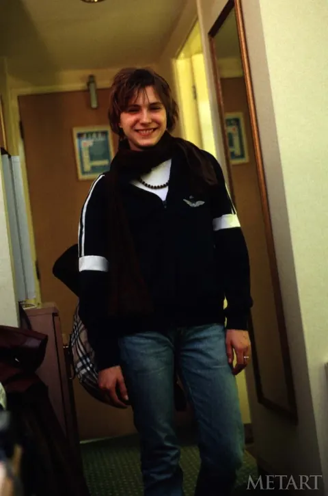 Thick Short-Haired Babe in Jeans Spreads Her Hairy Pussy – photo 1 of 21