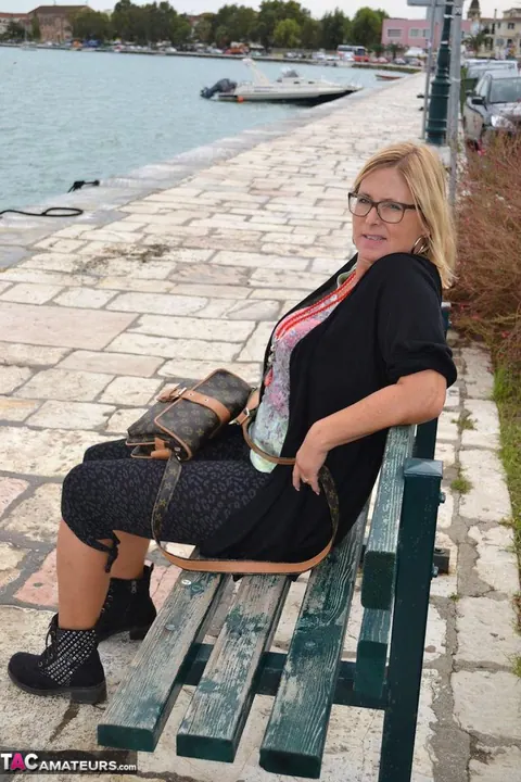 Nudechrissy: Curvy Blonde MILF Swims Nude at the Beach in Glasses – photo 1 of 19