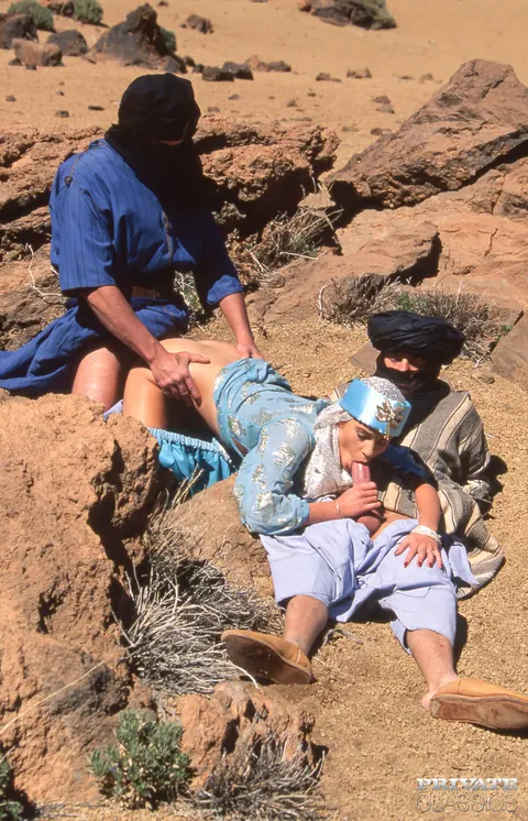 Julia Spain: Hairy MILF in Costume Takes Double Penetration in the Desert – photo 6 of 12